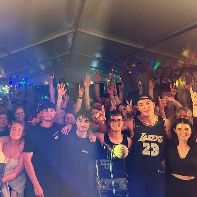 Geschafft! Erschöpft aber sehr glücklich - 4 plus one nach ihrem ersten "richtigen" Auftritt. Ein klein wenig unzufrieden waren nur die Fans: wenn es nach ihnen gegangen wäre, hätte das Konzert noch viel länger dauern sollen.  | Foto: 4plus1