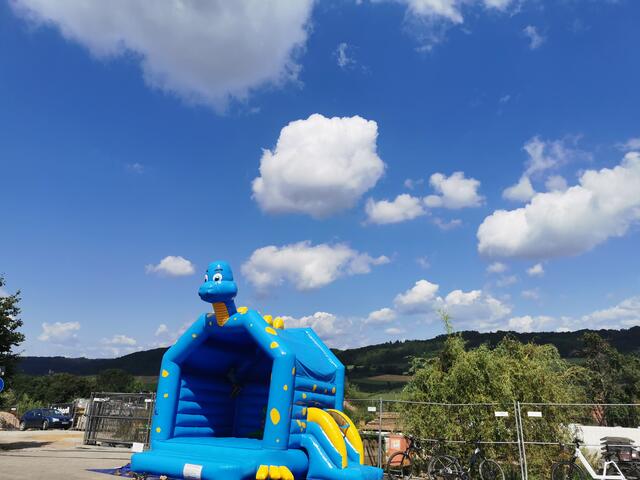 Burg mit Aussicht. In der Hüpfburg hatten auch die jungen Besucher beim Weißwurstfrühschoppen ihren Spaß. 