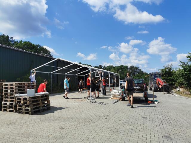 Läuft bei uns: beim Auf- und Abbau des Festzeltes auf dem Platz vor der Lagerhalle der Familie Gebhardt packen alle mit an. Unterstützung gab es auch von der Feuerwehr Dachstadt (Zelt) und der Burschenschaft Dachstadt (Schankzubehör). 