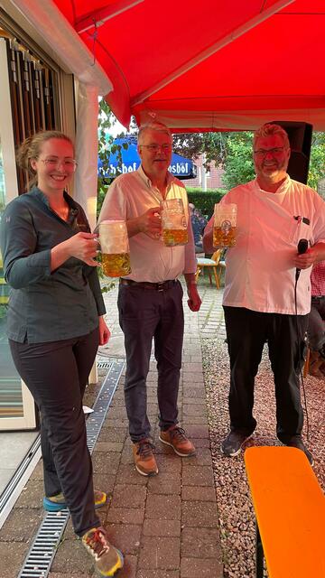 Mit nur einem Schlag hat der Bürgermeister die „Reibn“ ins Spundloch getrieben: „Prost auf die Kirchweih und ihre Gäste“ mit Otto Klaußner (Mitte), Jungwirtin Franziska und „Ränscher“ Hermann Reif
 | Foto: Georg Heck