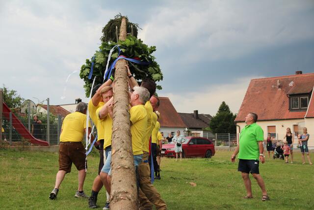 Kraftakt: Alle Mann angepackt mit „Hou-Ruck”, der „Bam” muss in die vorgesehene Keil-Klemmgrube. | Foto: Georg Heck
