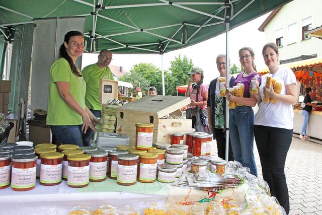 Hausgemachte Rüsselbacher Nudeln, Nudelsoßen und Gockelgerichte vom Geflügelhof Schubert bereicherten das Marktangebot. | Foto: Uwe Rahner