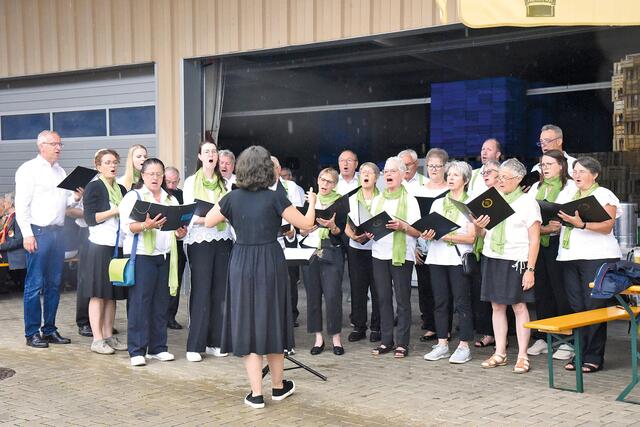 Der CHORiander des Gesangvereins 1881 Etlaswind-Pettensiedel bewies sein vielfältiges Repertoire mit Liedern von 1824 bis 2011, von Volkslied bis Schlager, auf Italienisch und Deutsch… | Foto: Sabine Büssert