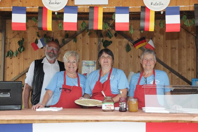Oh la la: Die frischen Crêpes vom Stand des Freundeskreises Markt Igensdorf – St. Martin la Plaine waren sehr begehrt. | Foto: Uwe Rahner