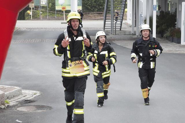 In Ausrüstung liefen Mitglieder der Feuerwehrsportgruppe der FFW Seukendorf bei der ersten 2,5-Kilometer-Runde mit. | Foto: Uwe Rahner