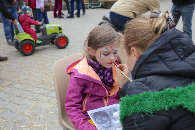 Kinderschminken wurde ebenfalls auf dem Sattelbachhof angeboten. | Foto: Andreas Unbehaun
