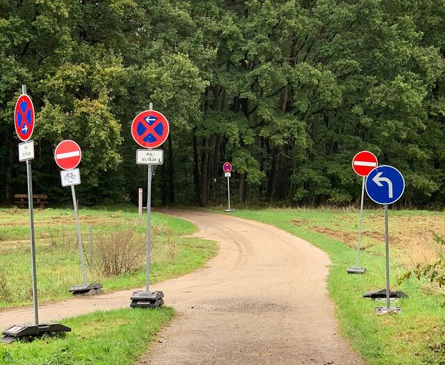 Auf dem Weg zum Sattelbachhof: Schilder statt Pilze | Foto: Peter Stöckert