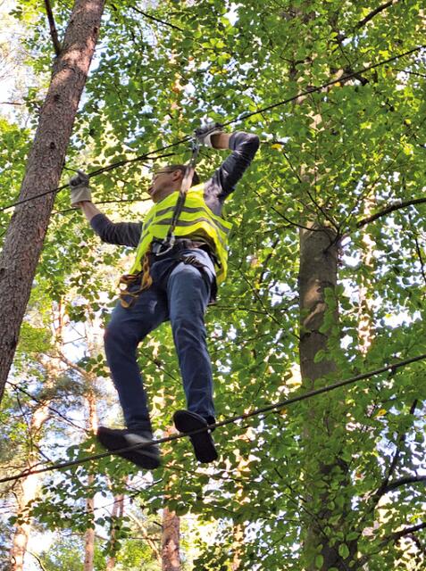 1. Bürgermeister Jan König inspizierte die Stationen und bewältigte die Aufgaben „Doppelter Seilsteg“ und „Rollenbahn“, während um die Ecke 2. Bürgermeister Udo Stammberger die Station „Schlauchboot- fahrt“ leitete. | Foto: Privat