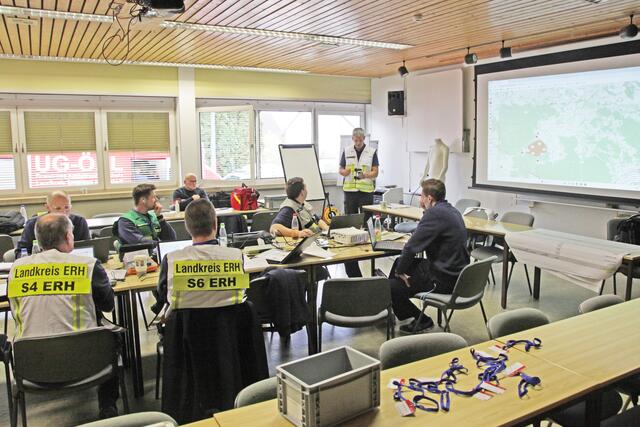 Die Örtliche Einsatzleitung im Feuerwehrhaus Heroldsberg, vorne stehend Kreisbrandrat Matthias Rocca. | Foto: Uwe Rahner