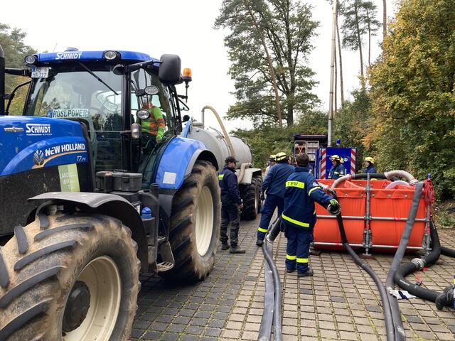 Landwierte unterstützten mit dem Löschwassertransfer vom Schwabachtal auf die Kalchreuther Höhe. | Foto: Uwe Rahner