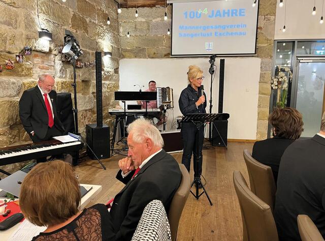 Günter Rauh präsentierte einen Rückblick, Bürgermeisterin Ilse Dölle würdigte den MGV als feste Größe im Eckentaler Vereinsleben. | Foto: Georg Heck