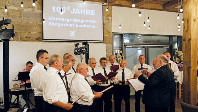Die Chorgemeinschaft Röckenhof / Groß- und Kleingeschaidt unter dem Dirigat von Alexander Ezhelev | Foto: Georg Heck