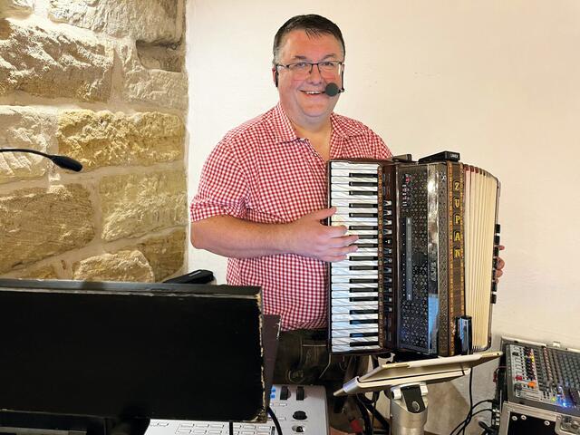 Der Gräfenberger Musiker Rainer Pink mit seinem Akkordeon | Foto: Georg Heck