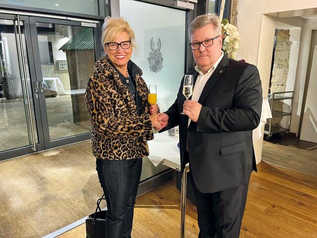 Sängerlust-Vorstand Stefan Frank begrüßt Eckentals Erste Bürgermeisterin Ilse Dölle | Foto: Georg Heck
