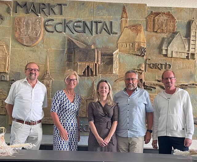 Elli Pähtz beim ersten Besuch in Eckental 2022 mit Bürgermeisterin Ilse Dölle (2.v.l.) und der Vorstandschaft der SG Eckental Uli Ferstl (l.), Harald Braungardt (2.v.re.) und Klemens Tress (re.).
 | Foto: Privat