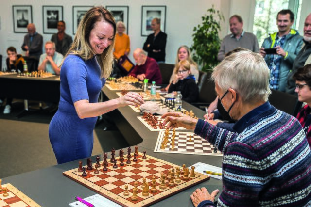 Elisabeth Pähtz spielte im Eckentaler Rathaus 2022 in der Simultanvorstellung 25 Partien gleichzeitig. | Foto: Michael Glenk