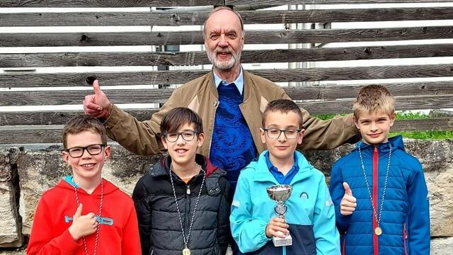 Gerhard Feldmann mit den siegreichen Kids beim Turnier in Eggolsheim. | Foto: Privat