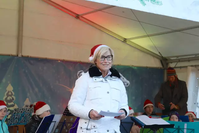 Am Samstag begrüßte Bürgermeisterin Ilse Dölle die Besucherinnen und Besucher des Eckentaler Weihnachtsmarktes. | Foto: Andreas Unbehaun