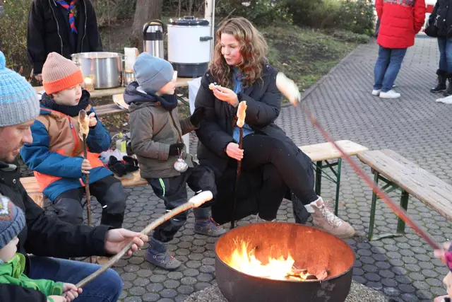 Die Pfadfinder luden zum Stockbrot-Backen ein. | Foto: Andreas Unbehaun