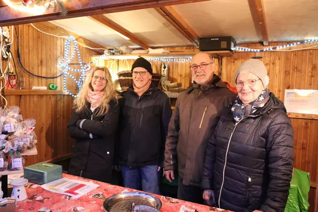 Gute Stimmung in der Marktbude der Nachbarschaftshilfe. | Foto: Andreas Unbehaun