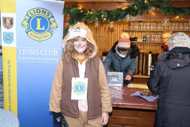 Die amtierende Präsidentin des Lions Club Eckental-Heroldsberg, Ute Plank, empfing die Gäste im stilsicheren Löwen-Outfit. | Foto: Andreas Unbehaun