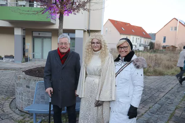 Karl-Heinz Faust war viele Jahre lang der Leiter des weltberühmten Nürnberger Christkindlesmarktes. Als Eckenhaider hat er seiner Heimatkommune Eckental mit Rat und Tat geholfen, den Weihnachtsmarkt zu formen, den wir heute erleben dürfen. Gemeinsam mit dem Christkind Kerstin Süsser und Bürgermeisterin Ilse Dölle flanierte er am Samstag über dem Eckentaler Weihnachtsmarkt. | Foto: Andreas Unbehaun