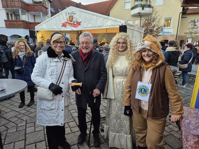 Die Bürgermeisterin Ilse Dölle besuchte gemeinsam mit dem Eckentaler Christkind Kerstin Süsser und dem ehemaligen Leiter des Nürnberger Christkindlesmarktes, Karl-Heinz Faust, den Stand des Lions Clubs. Präsidentin Ute Plank (re.) freute sich sehr über die Visite. | Foto: Stefan Plank