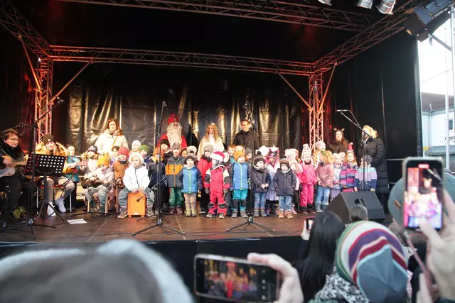 Eröffnung mit den Kindern vom Kindergarten Lokomotive sowie Christkind, Nikolaus und Bürgermeister Jan König. | Foto: Uwe Rahner