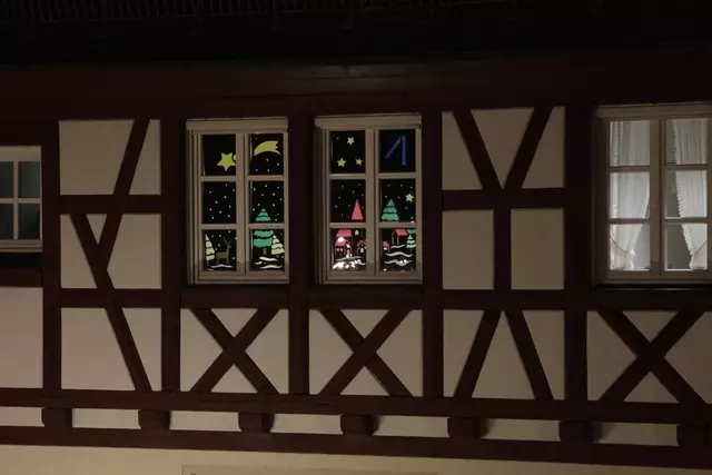 Das erste Fenster des Lebendigen Adventskalenders. Weiter ging es am Montag in Pettensiedel, am Dienstag in der Kinderkrippe „Spatzennest”… die einzelnen Veranstaltungen sind aufgelistet auf www.igensdorf.de | Foto: Uwe Rahner