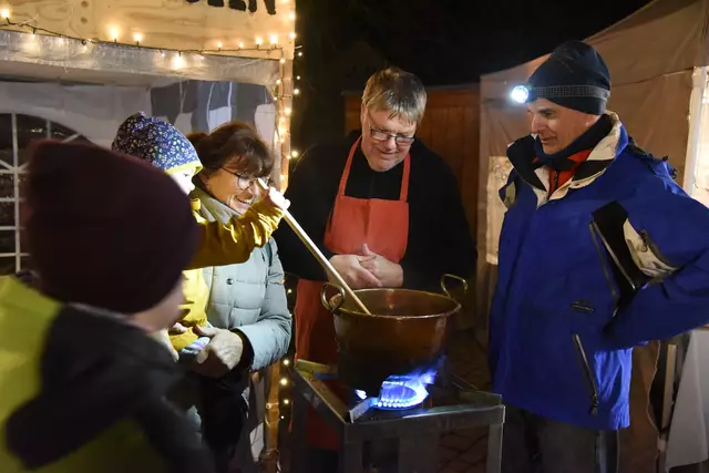 Spannend und knusprig: Frische gebrannte Mandeln vom Alternativen Kulturverein Igensdorf AKVI. | Foto: Sabine Büssert