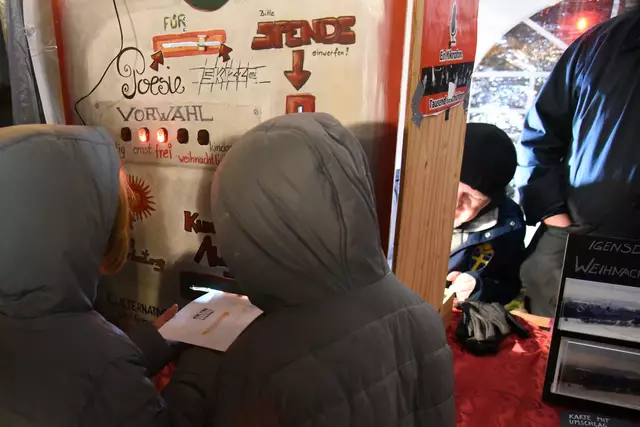 Fast automatisch: Hinter dem Kunst-O-Mat des Alternativen Kulturvereins steckt offensichtlich keine KI, sondern viel menschliche Intelligenz und Kreativität. | Foto: Sabine Büssert