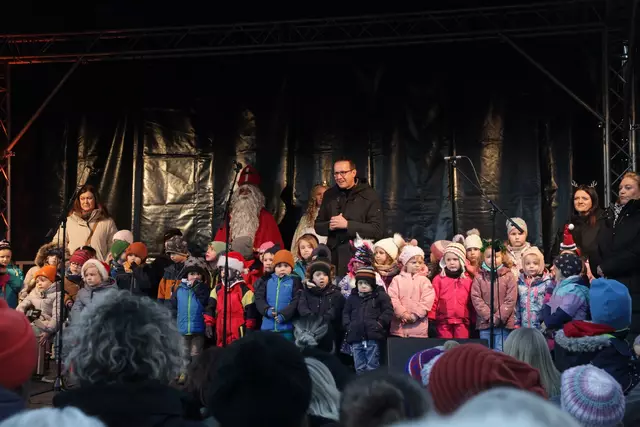 Der Auftritt der Kinder öffnet die Herzen, stellte 1. Bürgermeister Jan König bei der Eröffnung ganz richtig fest. | Foto: Uwe Rahner