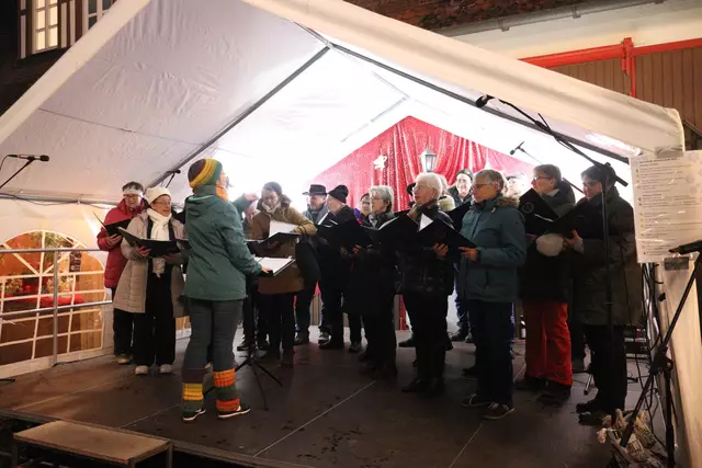 Der CHORiander des Gesangvereins 1881 Etlaswind-Pettensiedel mit Leiterin Christine Sigwart war einer von vielen Chören und Ensembles, die den Igensdorfer Markt musikalisch verzauberten. | Foto: Kilian Unbehaun