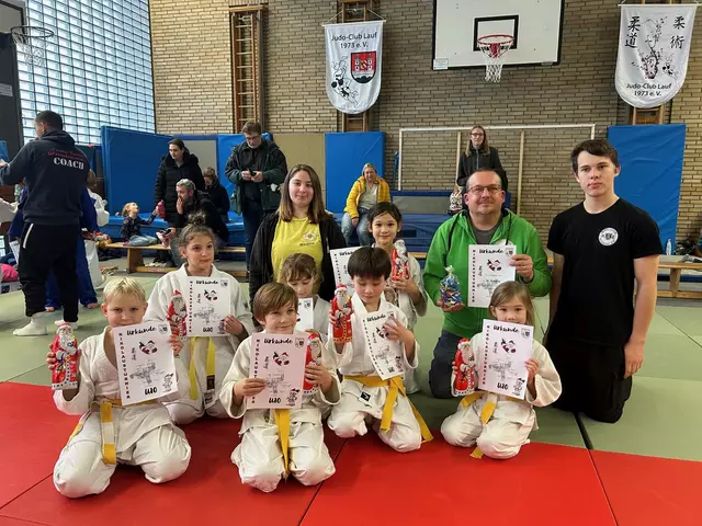 Leonard, Nova, Théo, Mila, Adrian, Kristin und Victoria mit Ronja, Jochen und Kevin als Betreuer des Budo-Clubs.