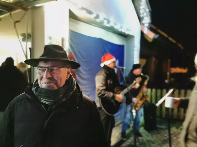 Ehrengast in Letten: Igensdorfs Bürgermeister Edmund Ulm ließ es sich nicht nehmen, auf einen kurzen Besuch in seiner "Nachbarschaft" vorbeizukommen - und das, obwohl er eben erst eine schwere Krankheit überwunden hatte. Im Hintergrund (leider verschwommen): Eric Damster und Alfred Zens. | Foto: CB