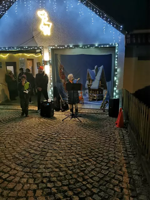 Gabi Oost warf mit ihrer charmant gelesenen Geschichte einen humorvollen Blick auf die "historische Entwicklung" im Bereich des Marzipans. Früher wurde das nämlich angeblich als ganz natürlicher Rohstoff (wie beispielsweise Kohle auch) abgebaut und schmeckte hervorragend. Die natürlichen Vorkommen seien aber irgendwann erschöpft gewesen und daher müsse nun eine Lübecker Firma einen Ersatz aus Mandeln und Rosenwasser herstellen, der zwar auch sehr gut sei, aber eben nicht an das "echte" heranreiche. Oder liegt es doch daran, dass in den Kindheitserinnerungen ALLES immer viel leckerer und intensiver scheint, als es möglicherweise wirklich war? | Foto: CB