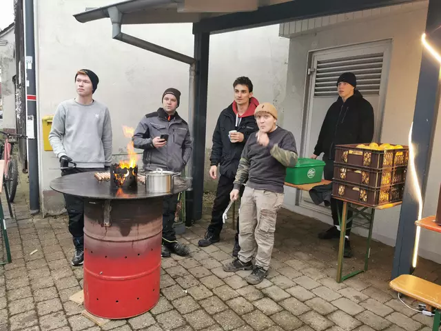 Die fleißigen Kirchweihburschen am Bratwurstgrill