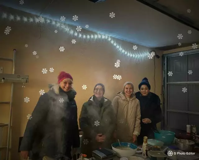 Es gibt doch Weihnachtswichtel: hier sieht man sie als Waffelbäcker in der Garage. | Foto: Nicole Beck