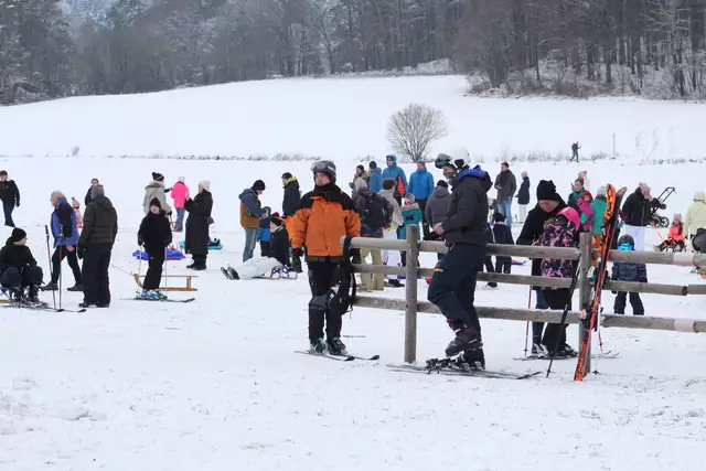Schnell hatte es sich herumgesprochen, dass der Skilift in Spies in Betrieb ist. Groß und klein, jung und alt, mit Skiern, Schlitten und Bob - viele Wintersportler aus der Region nutzten die Möglichkeit ihre Schneefahrkünste zu üben. | Foto: Udo Schuster