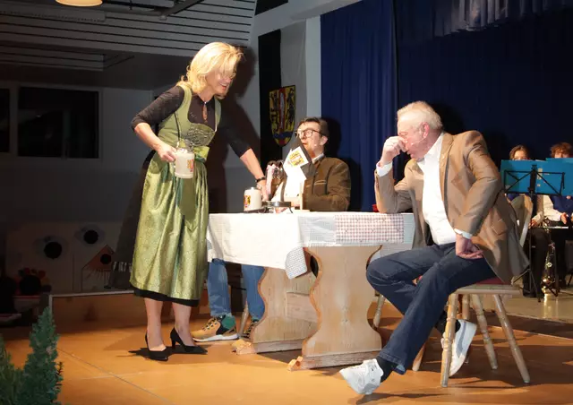 Zur Überraschung aller servierte Bürgermeisterin Ilse Dölle persönlich den Stammtischbrüdern frisch gezapftes Bier. | Foto: Uwe Rahner