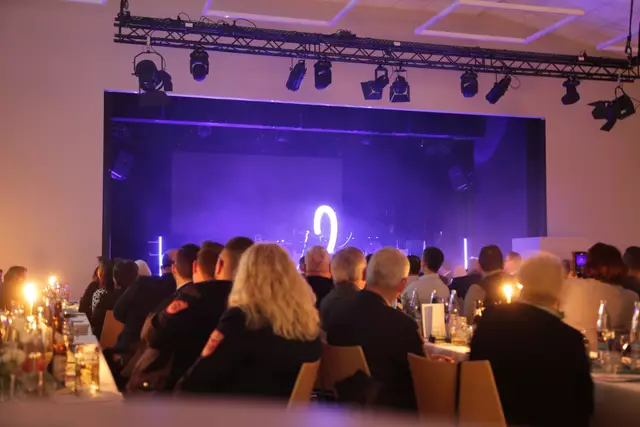 Die Veranstaltungstechnik ermöglicht gezielte Abstimmung der Saal- und Bühnenbeleuchtung – hier bei der Lichtshow von Markus Just. | Foto: Uwe Rahner