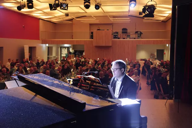 Regierungspräsident Florian Luderschmid am Flügel. | Foto: Uwe Rahner