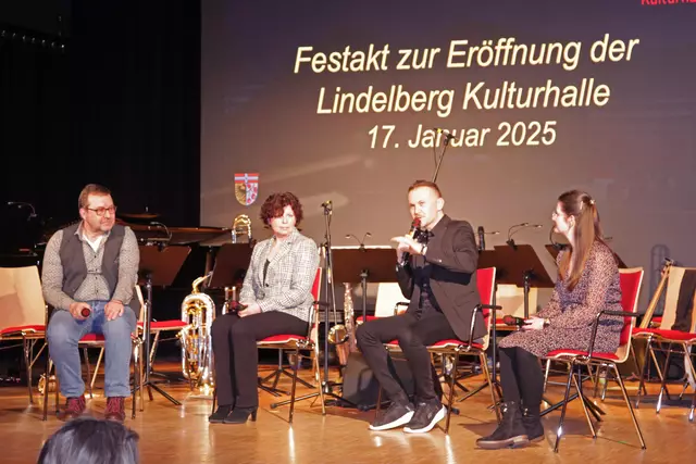 Talkrunde mit Moderator Matthias Stegner, Musikförderer Dr. Norbert Reindl, Helene Drewicke (FC Stöckach), Kultursommerleiter Patrick Köbler, Kreisjugendpflegerin Stefanie Schmitt. | Foto: Uwe Rahner