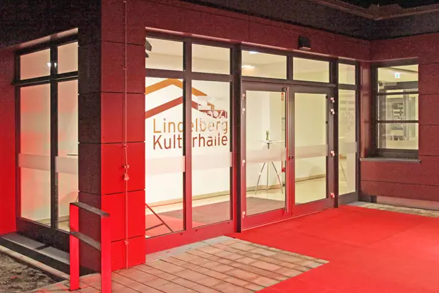 Blick von außen auf das Foyer | Foto: Uwe Rahner