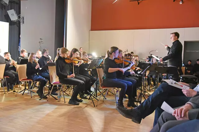 Paul Kunzmann, der die Orchesterleitung kurzfristig von Sabine Fischer übernommen hatte, mit dem Musicalorchester. | Foto: Sabine Büssert