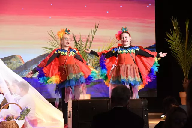 Die Paradiesvögel (Carolina Pelikan, Charlotte Apitz) sorgen für gute Laune und bringen Prinz und Prinzessin zusammen. | Foto: Sabine Büssert