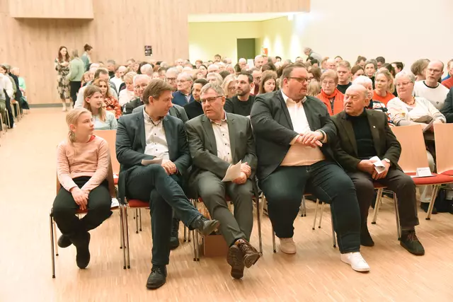 Viel Lob auch aus der ersten Reihe (von rechts): Altbürgermeister Erwin Zeiß, 2. Bürgermeister Stefan Gebhardt, 1. Bürgermeister Edmund Ulm und Landrat Dr. Hermann Ulm. | Foto: Sabine Büssert
