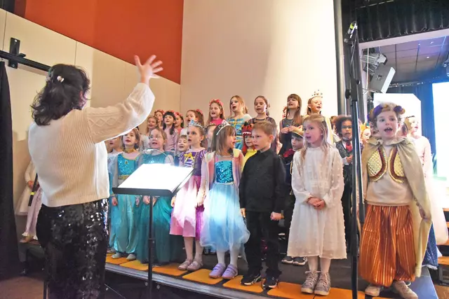 Der Kinderchor mit seiner leidenschaftlichen Chorleiterin Lena Kunzmann. | Foto: Sabine Büssert