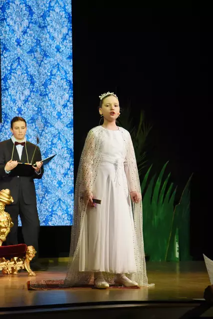 Mama Königin (Mina Weber) hat die Nase voll. Der Prinz soll endlich König lernen, sie hat keine Idee mehr für Weihnachtsgeschenke für Owi. | Foto: Sabine Büssert