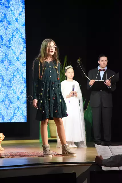 Die Tanne „Douggy“ (Dana Müller) ist schon ein trockenes Gerippe und will endlich nur noch einmal im Jahr Weihnachten feiern. | Foto: Sabine Büssert